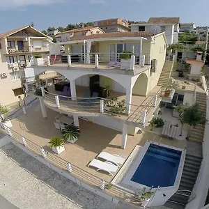 https://apartments-tunjic.hotels-in-trogir.com